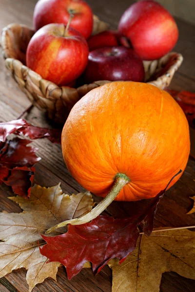 Bodegón de otoño con manzanas y calabazas con hojas secas —  Fotos de Stock