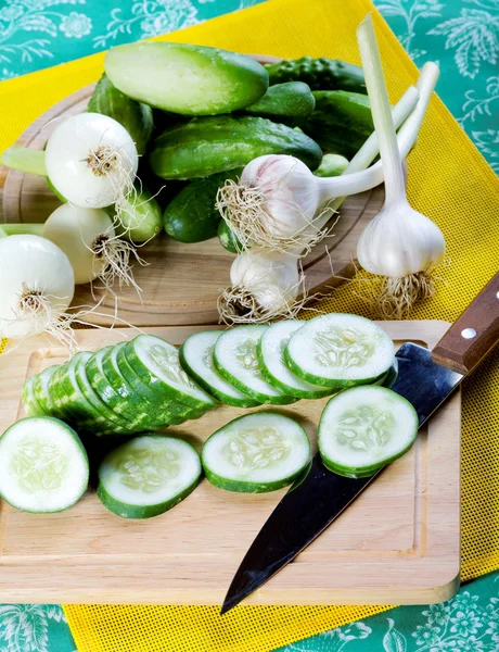 Stilleven met de gesneden komkommers en uien en knoflook — Stockfoto