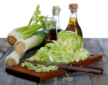 arpacık lahana ve beyaz zemin üzerine zeytin yağı