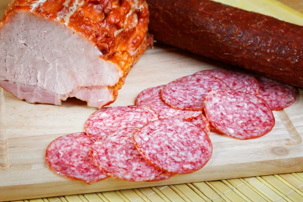 Bodegón con tocino y salchicha ahumada — Foto de Stock