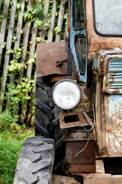古いトラクターのヘッドライトのクローズ アップ — ストック写真