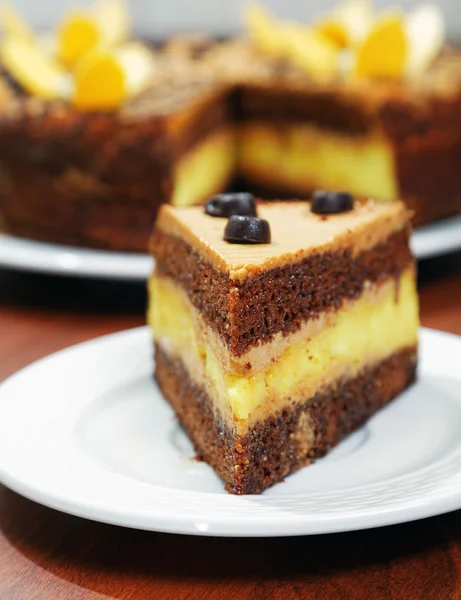 Nahaufnahme eines Kuchenstücks auf dem Tisch — Stockfoto