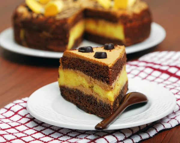 Nahaufnahme eines Kuchenstücks auf dem Tisch — Stockfoto