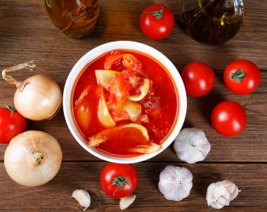 Natürmort domates ve soğan sos ile