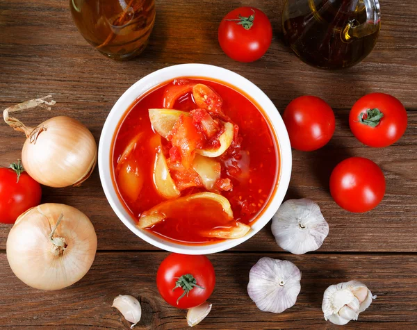 Bodegón con tomates y salsa de cebolla — Foto de Stock