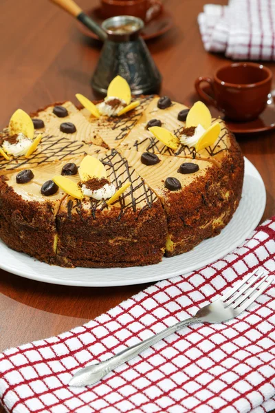 Gâteau avec une tasse de café sur la table — Photo