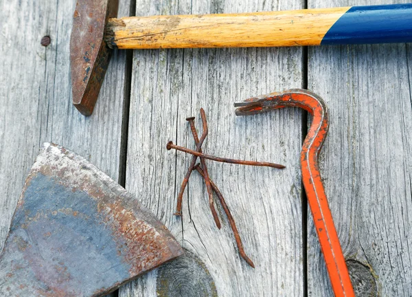 Krallenhammer und rostige Nägel auf den alten Brettern — Stockfoto