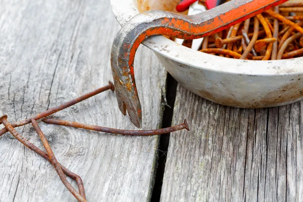 Rostige Nägel und Nagelzieher in Nahaufnahme — Stockfoto