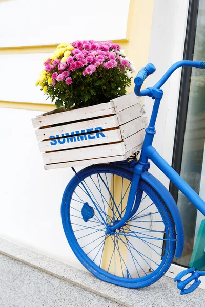 Старый велосипед с коробкой цветов — стоковое фото