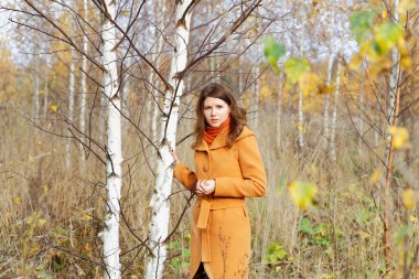 Güz genç ağaç arasında kız