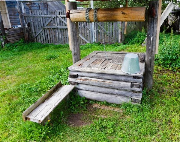 Kbelík na studny v ruské vesnici — Stock fotografie