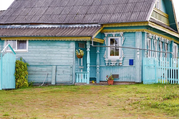 Casa rural azul com flores — Fotografia de Stock