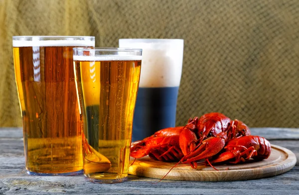 lezzetli haşlanmış crayfishes ve bira eski tablo