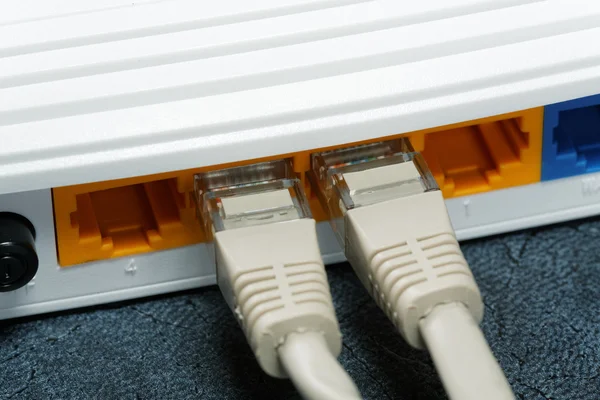 Draadloze routers en netwerk kabel — Stockfoto