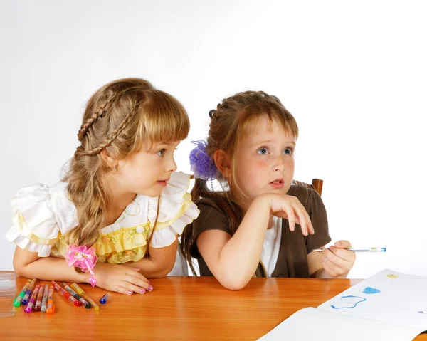 Two girls draw with markers in album — Stock Photo, Image