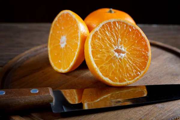 Corte de mandarina en un primer plano de mesa vieja — Foto de Stock