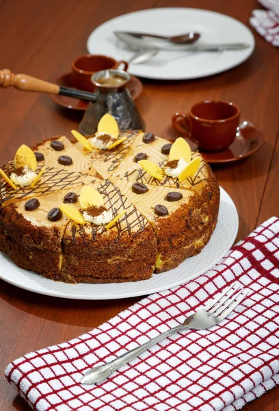 Torta con una tazza di caffè sul tavolo — Foto Stock