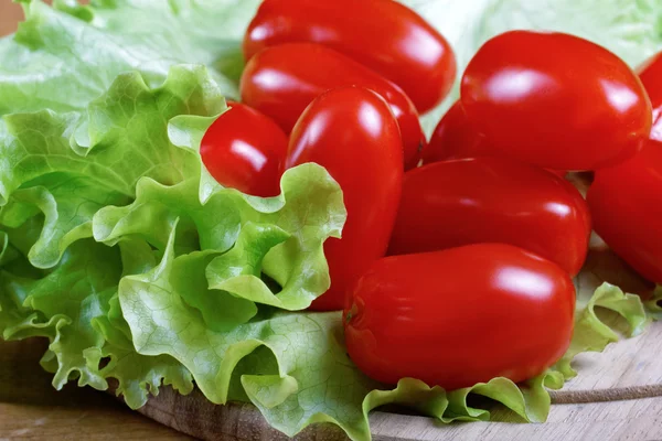 Los tomates pequeños y las hojas de ensalada se cierran — Foto de Stock