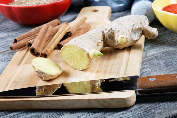 Couteau de cuisine cannelle au gingembre sur une planche à découper — Photo