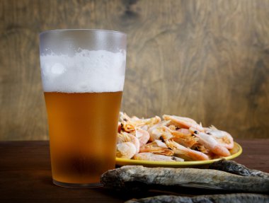 bardak bira ile kurutulmuş balık ve karides