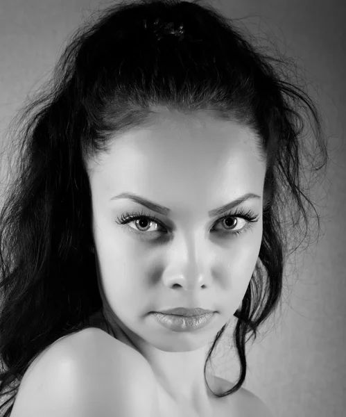 Schwarz-Weiß-Porträt eines Mädchens in Nahaufnahme — Stockfoto