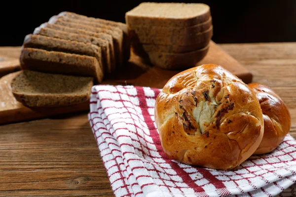 マッシュルームと素朴なテーブルの黒のパンのパン — ストック写真