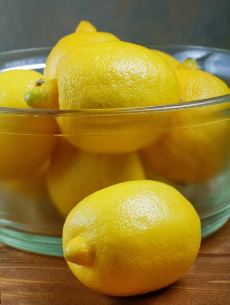 Limones en una placa de vidrio de cerca en la mesa — Foto de Stock