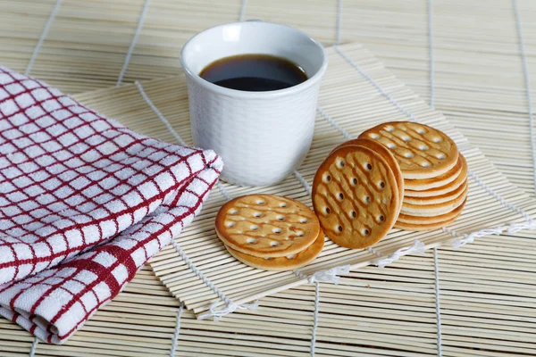 Té de la mañana y galletas en la cocina —  Fotos de Stock