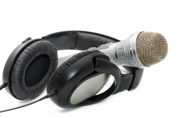 Micrófono y audífonos sobre fondo blanco — Foto de Stock