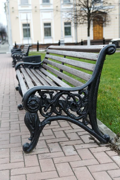 A város egy utcáján, az őszi padok — Stock Fotó