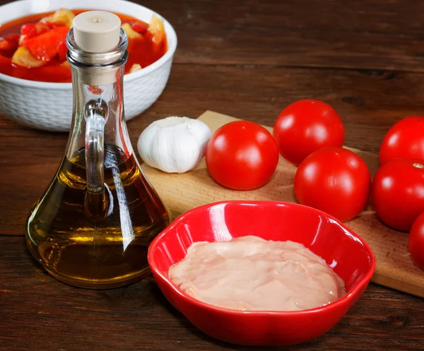 Bodegón con tomates y salsa de ajo — Foto de Stock