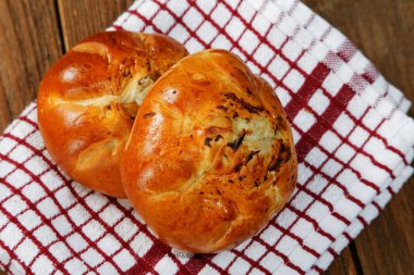 Kafamız bir mutfak havlusu ile buns