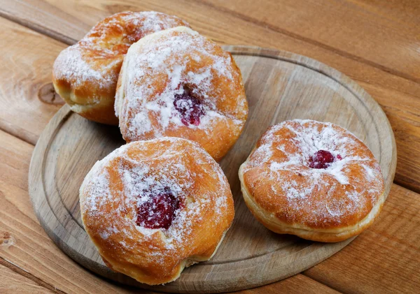 Torta e bolos de frutas em chapas em uma mesa rural — Fotografia de Stock