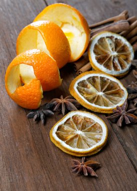 kurutulmuş peel portakal ve baharat bir tablo