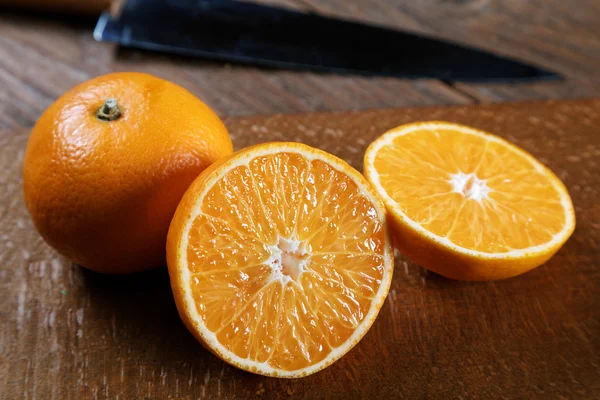 Corte de mandarina en un primer plano de mesa vieja — Foto de Stock