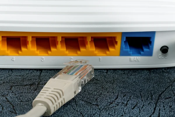 Vezeték nélküli router és a hálózati kábel — Stock Fotó