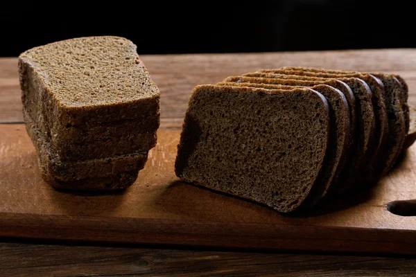 Plátky žitného chleba na stůl — Stock fotografie