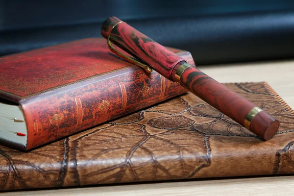 Notebooks with leather cover pen  on the table — Stock Photo, Image