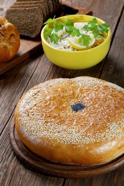 Pane bianco e nero con un piatto di insalata — Foto Stock