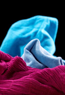 siyah bir zemin üzerine mor ve mavi kumaş