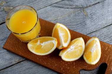 dilim portakal ve bardak portakal suyu