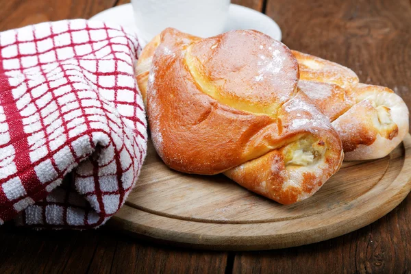 Kopje thee pasteitjes met kaas en handdoek — Stockfoto