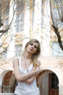 Kız bir t-shirt üzerine arka plan ağaç bahar gün