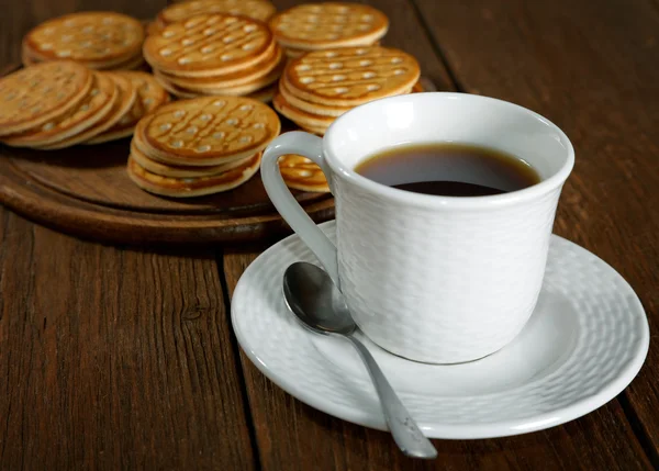 Thee en koekjes op een rustieke tafel — Stockfoto