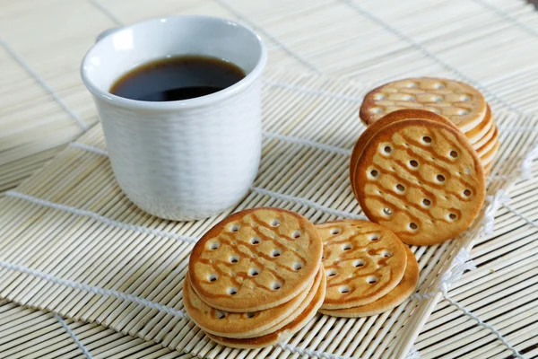 Chá da manhã e biscoitos na cozinha — Fotografia de Stock