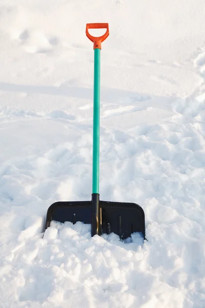 Pá para limpeza de neve se destaca em uma deriva de neve — Fotografia de Stock