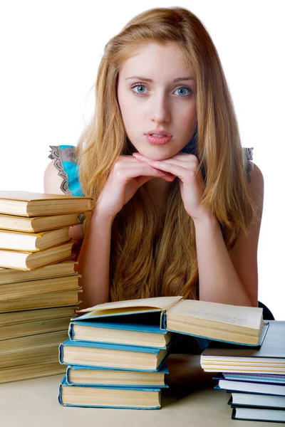 La ragazza con mucchio di libri e libri di scrittura su uno sfondo bianco — Foto Stock