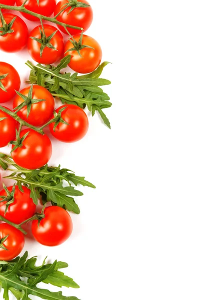 Oddziały małych pomidorów z rukolą na białym tle — Zdjęcie stockowe