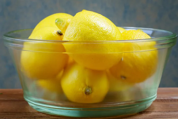 Limones en una placa de vidrio de cerca — Foto de Stock