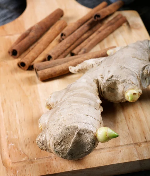 Nature morte avec gingembre et cannelle sur une vieille table de cuisine — Photo